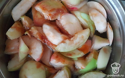 Закиньте яблоки и доведите до кипения.