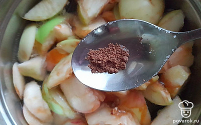 Всыпьте мускатный орех. Перемешайте и варите 5 минут. Снимите с огня и дайте компоту остыть.