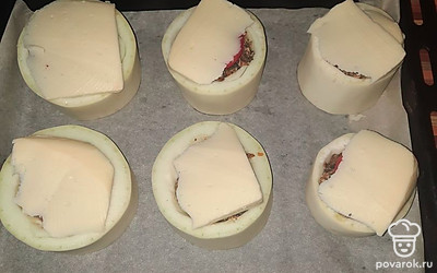 Сверху выложите сыр. Отправьте кабачки в духовку. Запекайте при 180 градусах 25 минут.