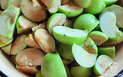 Помыть и порезать яблоки.