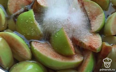 Всыпать сахарный песок. 