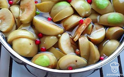 Добавить немного брусники. Компоту нужно настояться. И можно пить.