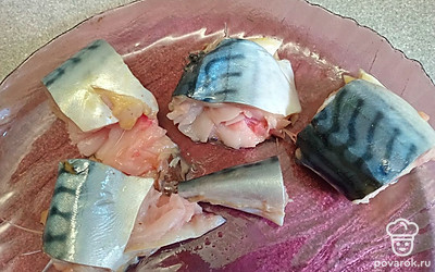 У скумбрии удалите внутренности. Нарежьте рыбу.