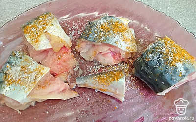 Посыпьте солью и сахаром.