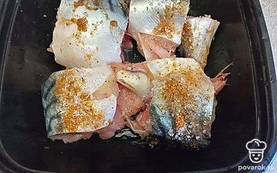 Переложите скумбрию в контейнер и поставьте в холодильник.