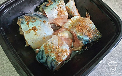 Оставьте скумбрию в холодильнике на 2 часа.