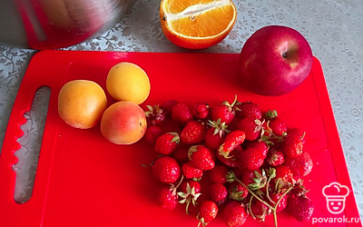 Фрукты и ягоды промойте. 