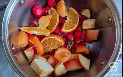 Выложите ягоды и нарезанные фрукты в кастрюлю.