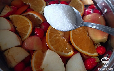 Добавьте сахар, перемешайте. Варите 5 минут после закипания.