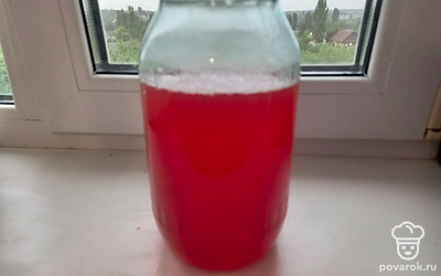 Перелейте компот в банку и остудите.