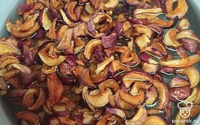 Кастрюлю с водой закипятить и всыпать в нее наши промытые сухофрукты. 