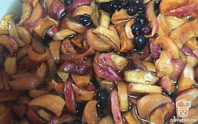 Дать покипеть фруктам 5 минут и добавить к ним черную смородину и нарезанный кружочками апельсин. Варить еще 10 минут. Подсластить сиропом стевии. 