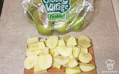 Яблоки голден помойте и нарежьте на кусочки.