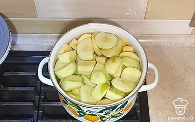 В кастрюлю выложите подготовленные яблоки, залейте холодной водой и поставьте на средний огонь.