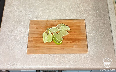 Лайм нарежьте дольками.