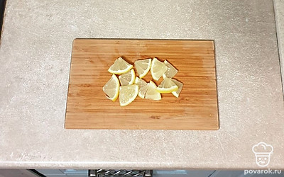 Лимон также нарежьте дольками.