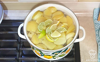 После закипания варите яблоки около 15 минут, затем добавьте нарезанные лайм и лимон, перемешайте.