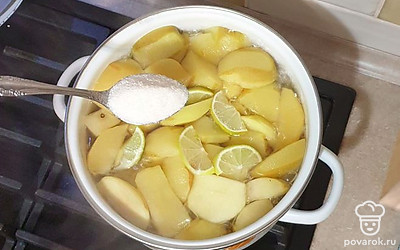 В компот всыпьте сахар и дайте прокипеть две минуты.