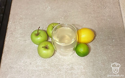 Компот остудите и подавайте, разлив по бокалам. 