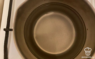 Поставить воду на огонь и добавить туда 3 столовые ложки сахара.