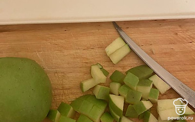 Нарезать кубиками яблоко.