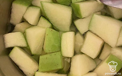 Нарезанные яблоки добавить в емкость с водой и варить приблизительно 30 минут.