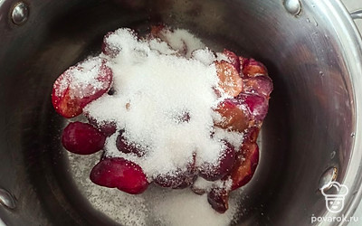 Сливы засыпаем сахаром.