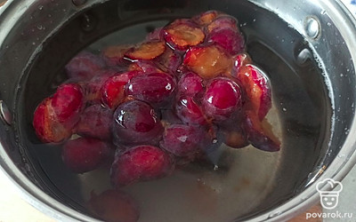 Заливаем сливы водой и ставим на средний огонь. Доводим до кипения и выключаем. 