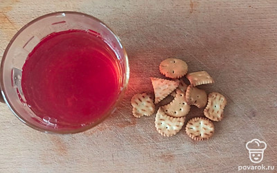 Разлейте компот по стаканам и подавайте с крекером.