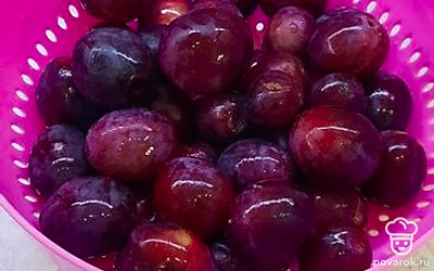 Промыть сливу.