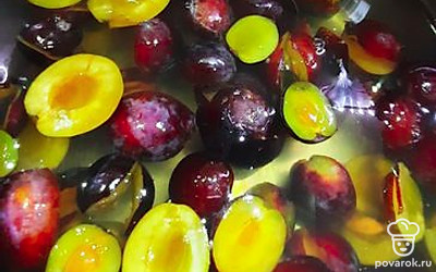 Налить в кастрюлю воды поставить на огонь. Порезать пополам сливу. Добавить в кастрюлю. 