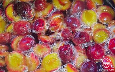 Когда закипит, добавить сахар, и варить 15 минут. 