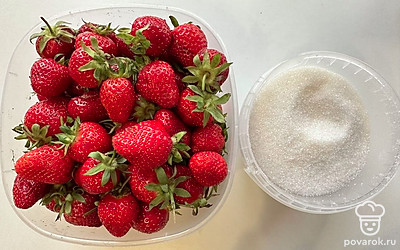 Клубнику моем и очищаем. Банки хорошо промываем и наливаем в каждую по 200-300 миллилитров крутого кипятка. Сразу накрываем крышкой. Как немного остынет, воду выливаем.