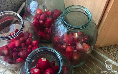 Насыпаем в каждую банку по стакану сахара и кладем по 200 грамм клубники.