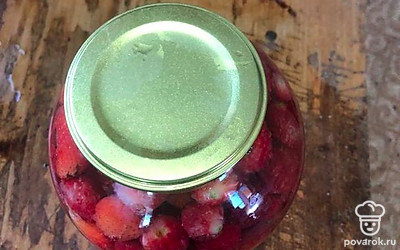 Заливаем ягоду крутым кипятком и сразу закручиваем крышку.