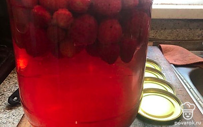 Банки переворачиваем кверху дном и накрываем теплым одеялом. Оставляем на пару дней так стоять. После убираем в прохладное темное место на хранение. 