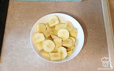 Яблоки помойте, очистите от кожуры и нарежьте ломтиками.