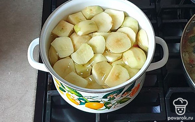 В кастрюлю выложите яблоки и залейте холодной водой. Варите на среднем огне, после закипания около 10 минут.