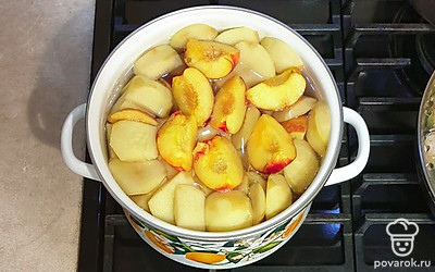 Нектарины помойте, удалите косточку и нарежьте дольками. Опустите нектарины в кастрюлю с компотом и варите еще 10 минут.