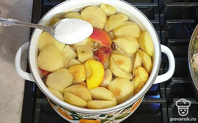 Добавьте сахар, перемешайте и дайте прокипеть 1-2 минуты.