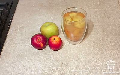 Компот полностью остудите и подавайте, разлив по стаканам.