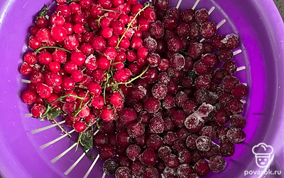 Ягоды высыпать в дуршлаг, промыть в холодной воде.