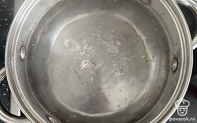 Воду довести до кипения
