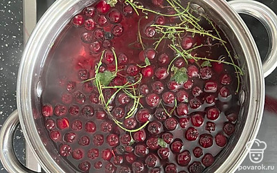 Добавить ягоды в кипящую воду. Снова довести до кипения и выключить.