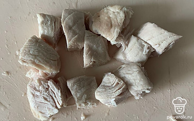 Вареное мясо нарезать. 