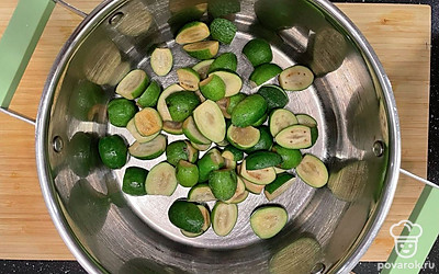 Порезать плоды пополам. Положить в кастрюлю.