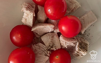 Соединить мясо, черри, специи, соль и подсолнечное масло. Перемешать.