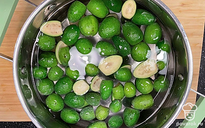 Залить водой и поставить вариться на среднем огне 20-25 минут.