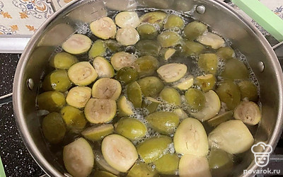 По окончанию варки, добавить в компот сахар (по вкусу).