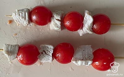 Нанизать на шпажки мясо и черри.